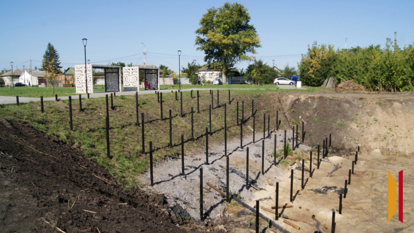 В Боброве обустраивают новую зону отдыха у воды