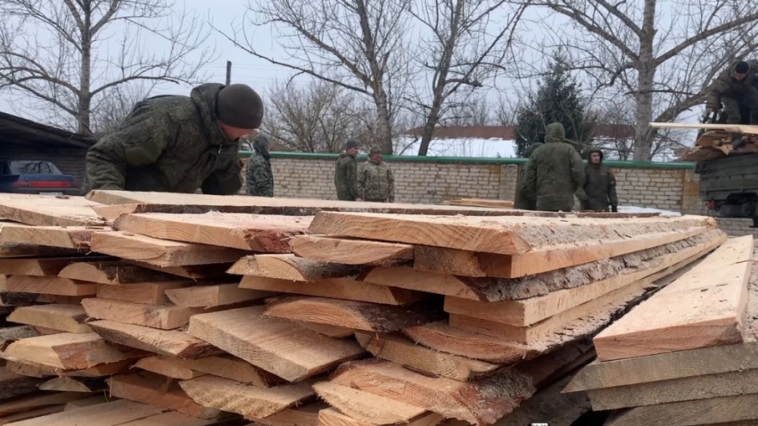 Волонтёры из Таловского села отправили на передовую машины с брусом и досками