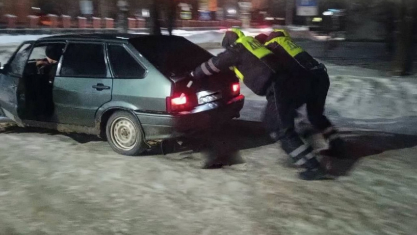 Аннинские полицейские спасли семейную пару на дороге