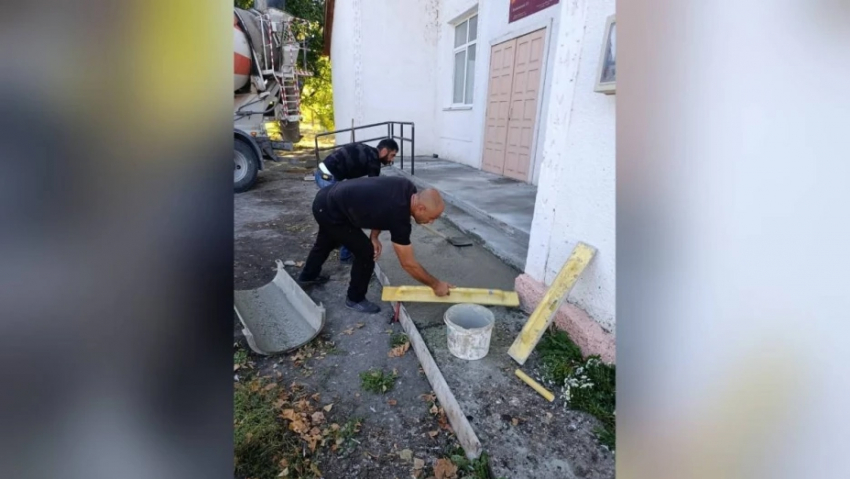 В бобровском селе Тройня благоустраивают местный ДК