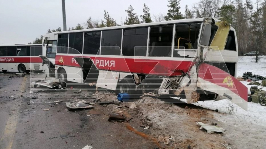 В Бобровском районе фура протаранила колонну Росгвардии