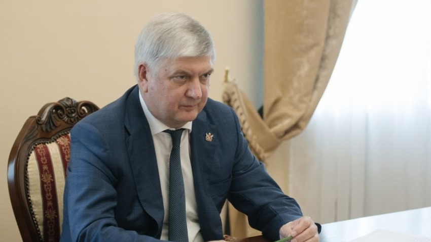 По поручению Воронежского губернатора, жительнице Панинского района перекрыли на доме крышу
