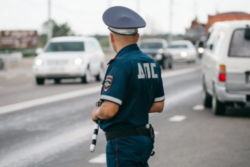 В Аннинском районе инспекторы ДПС помогли автоледи заменить колесо