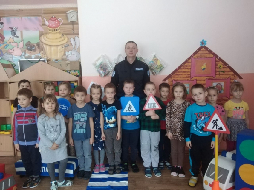 В Таловском детском саду прошло мероприятие «Дорожные знаки»